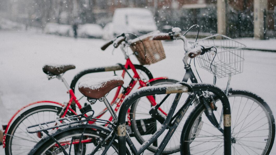 fiets sneeuw stad