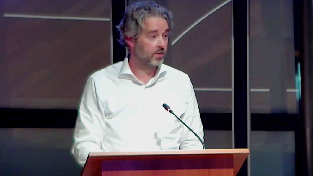 Fractievoorzitter PvdA Alphen aan den Rijn, Ernst-Jan Stravers tijdens zijn inspraak