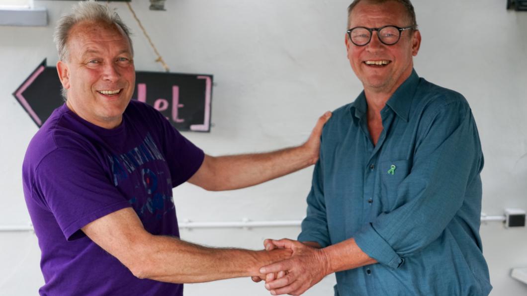 Fractievoorzitter Rene feliciteert winnaar Groene Lintje Marcel Eilers Fractievoorzitter Rene feliciteert winnaar Groene Lintje Marcel Eilers