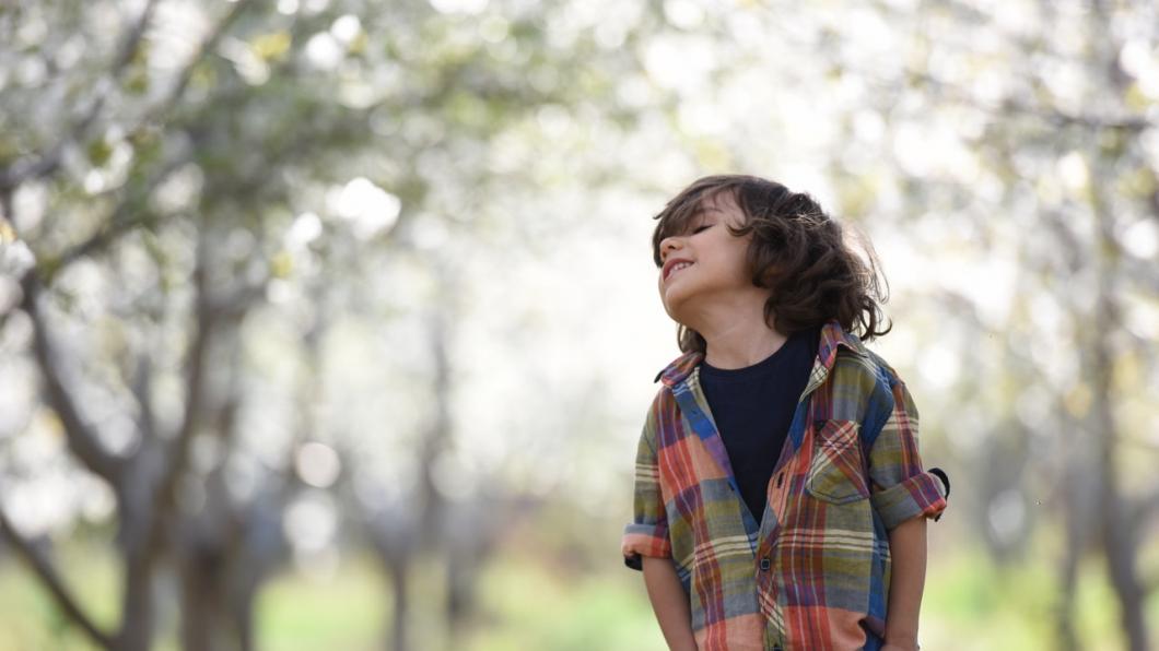 boy-looking-up-posing-for-photo-shoot-1416741.jpg