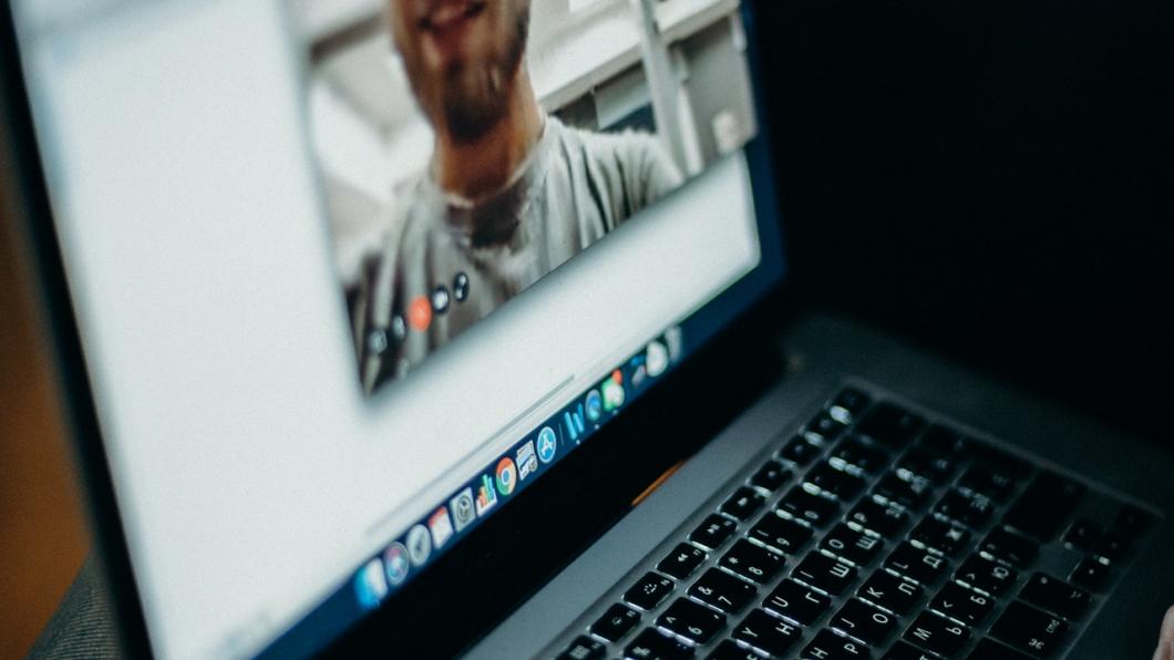 turned-on-macbook-3205403.jpg