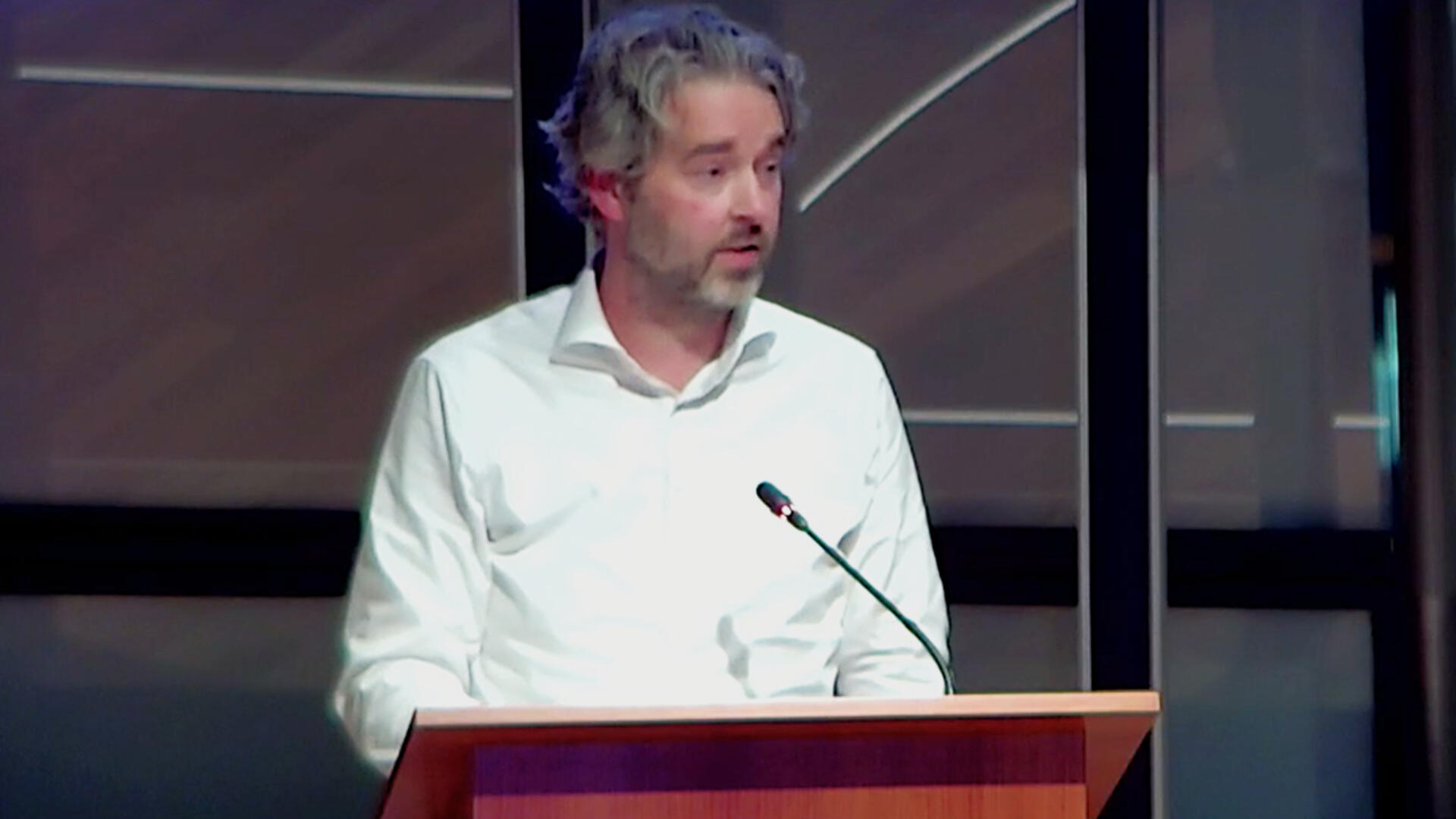 Fractievoorzitter PvdA Alphen aan den Rijn, Ernst-Jan Stravers tijdens zijn inspraak