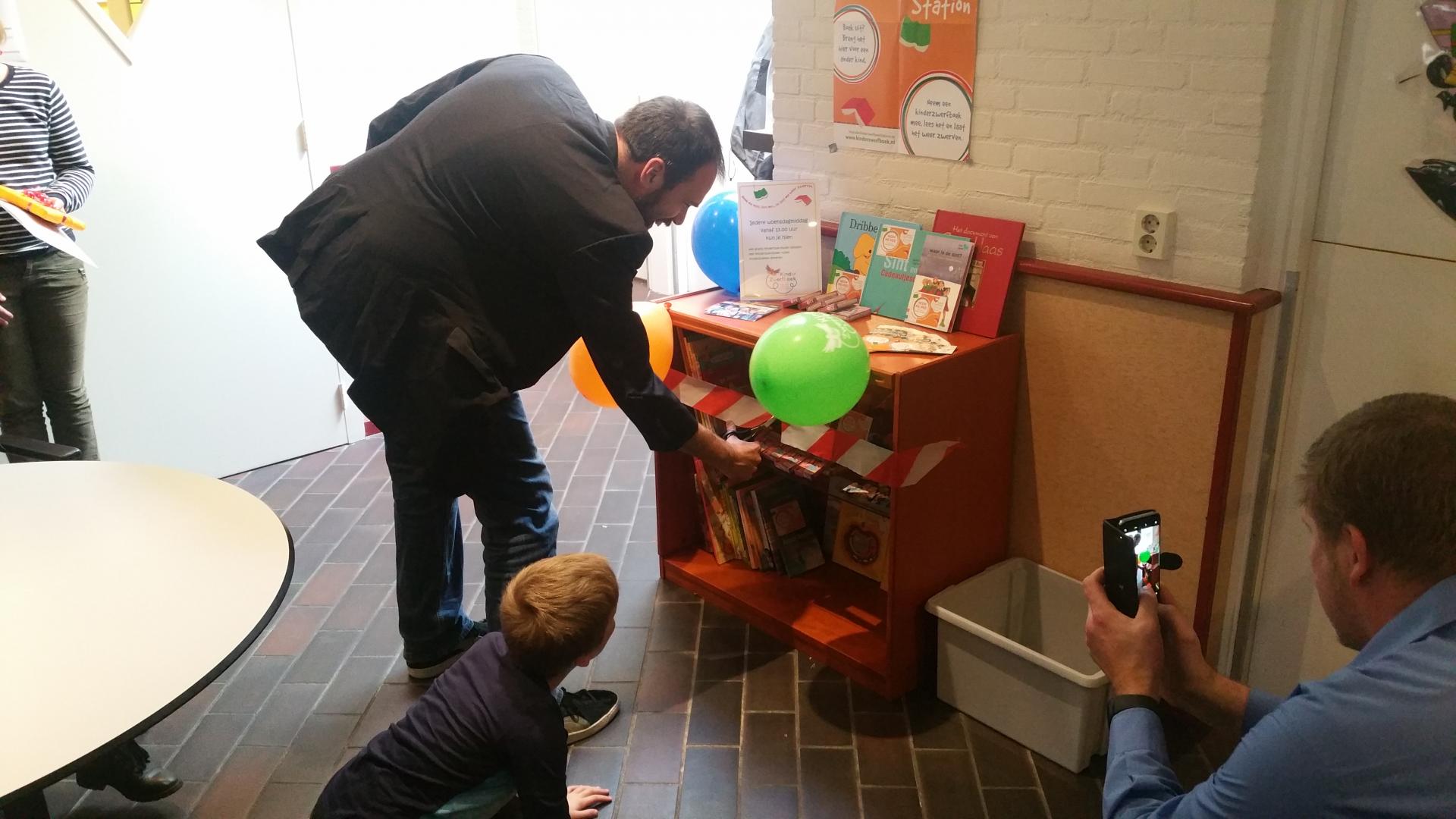 Erik opent zwerfboekstation.jpg